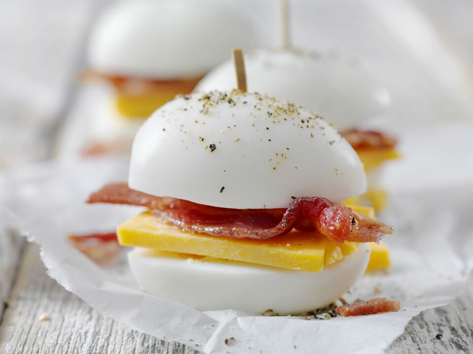 Jajce s sirom in slanino - obilen prigrizek v prehrani ketogene diete