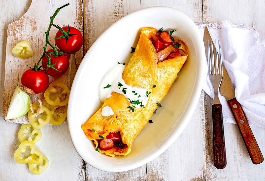 Za zajtrk tisti, ki hujšajo na keto dieti, imajo omleto s sirom, zelenjavo in šunko